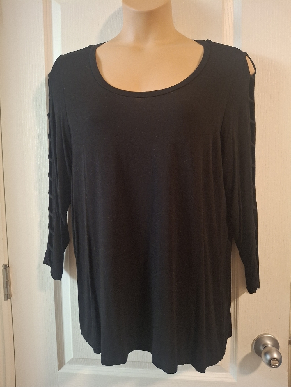 Torrid Sz 2 Women's Black Cutout Sleeve Scoop Neck Top